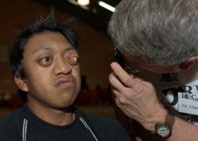 Man getting eye diagnosed